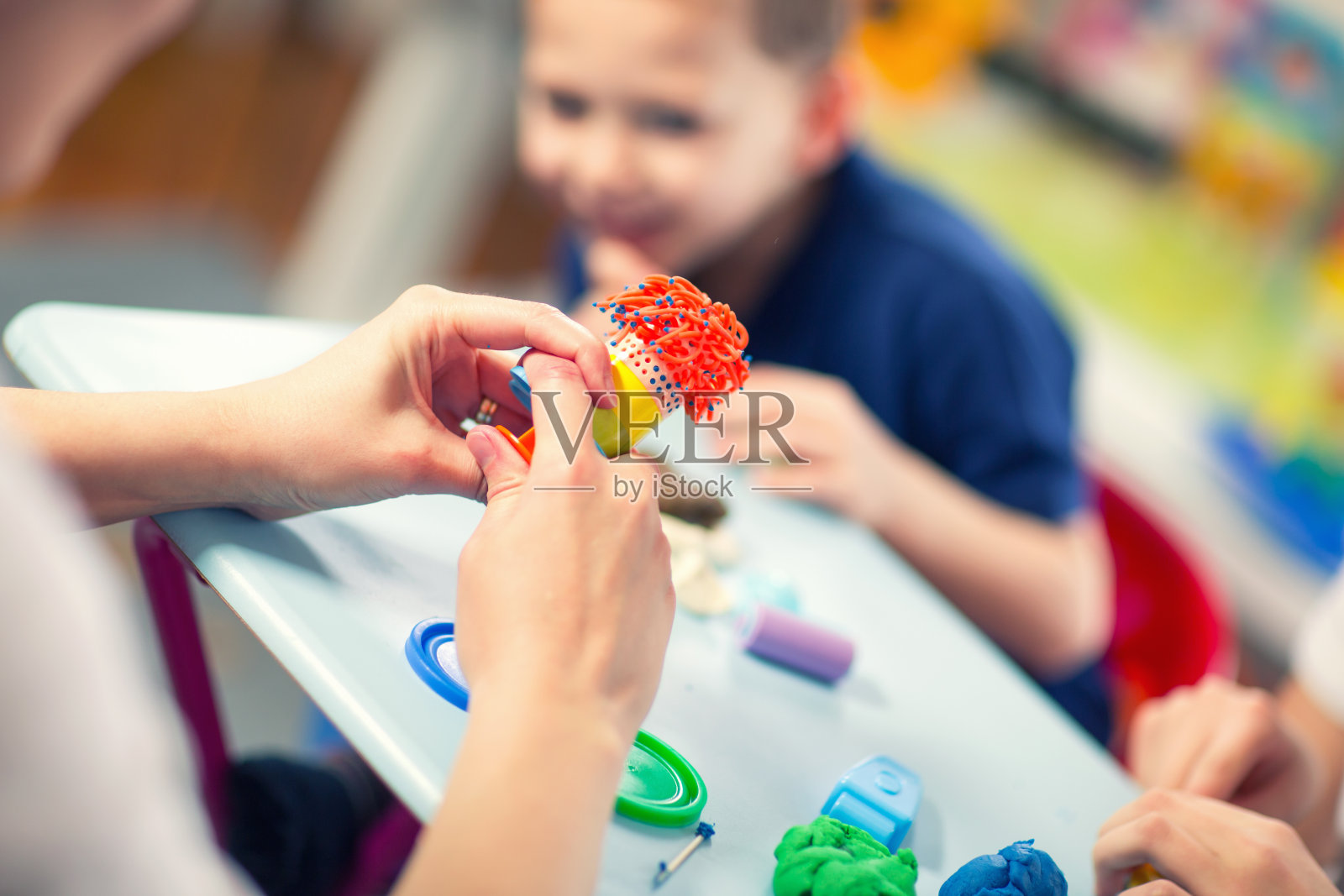 孩子们玩塑橡皮泥照片摄影图片