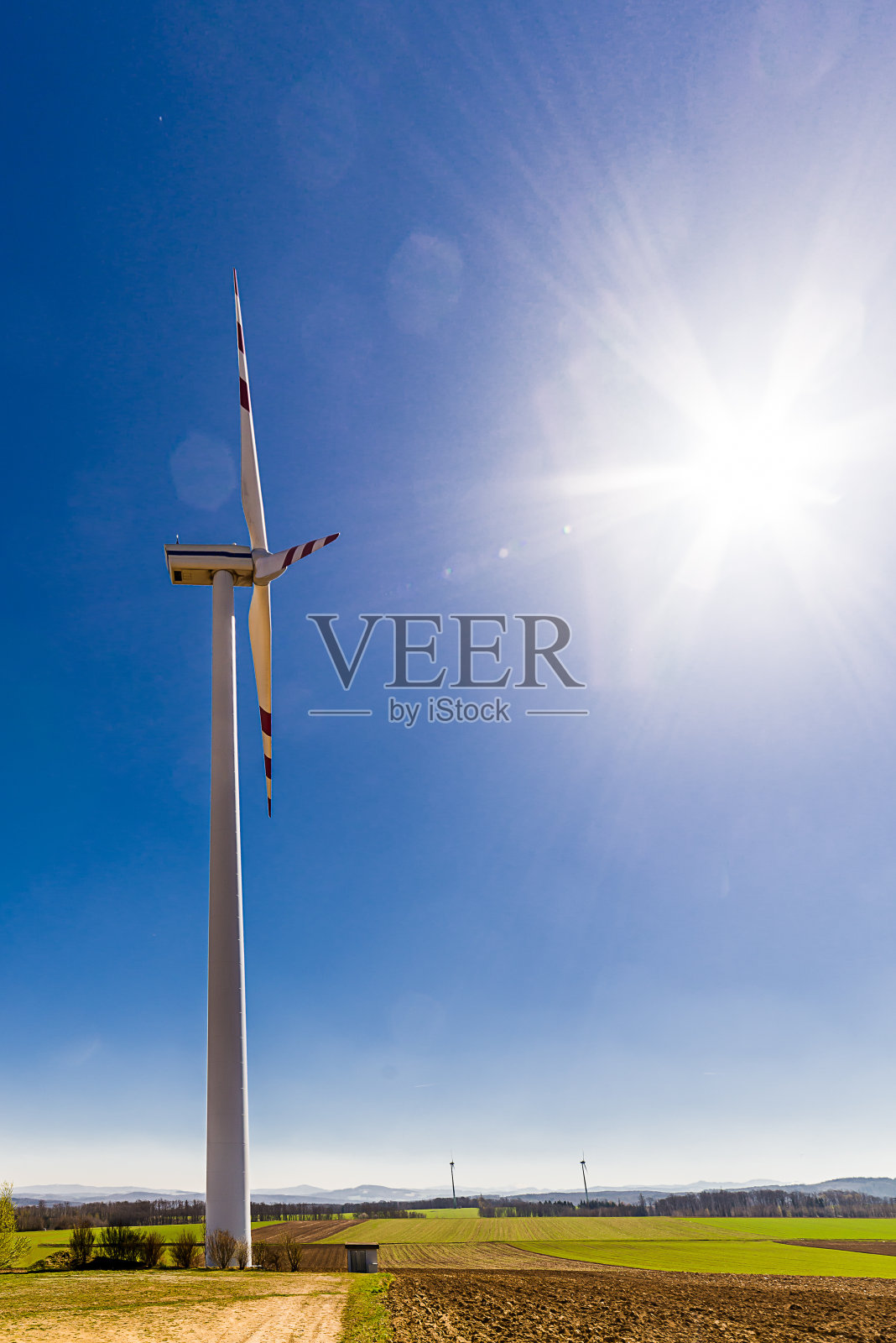 风力涡轮机蓝天和镜头光晕照片摄影图片