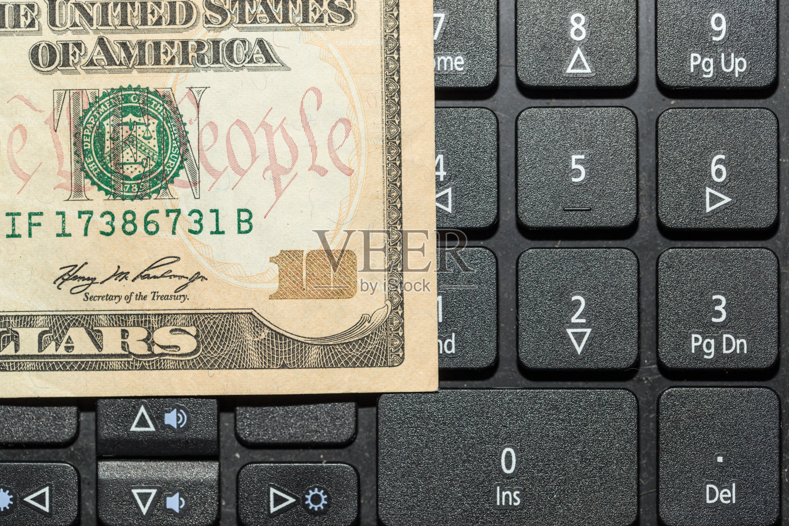 美元钞票在笔记本电脑键盘上照片摄影图片