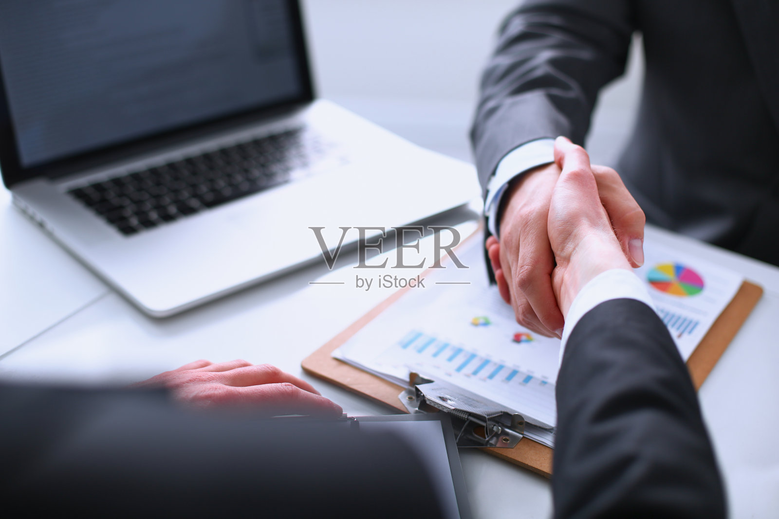 商务人士握手，结束会议照片摄影图片