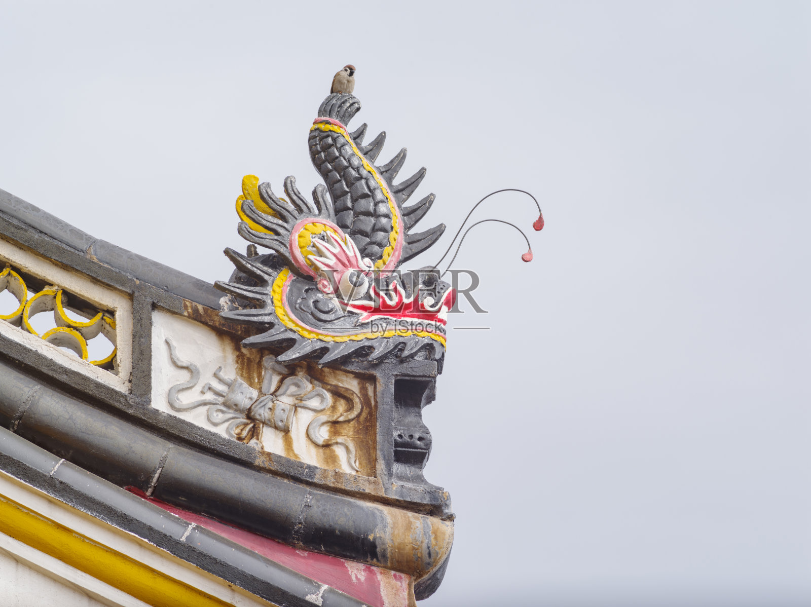 佛寺屋顶装饰细节。照片摄影图片