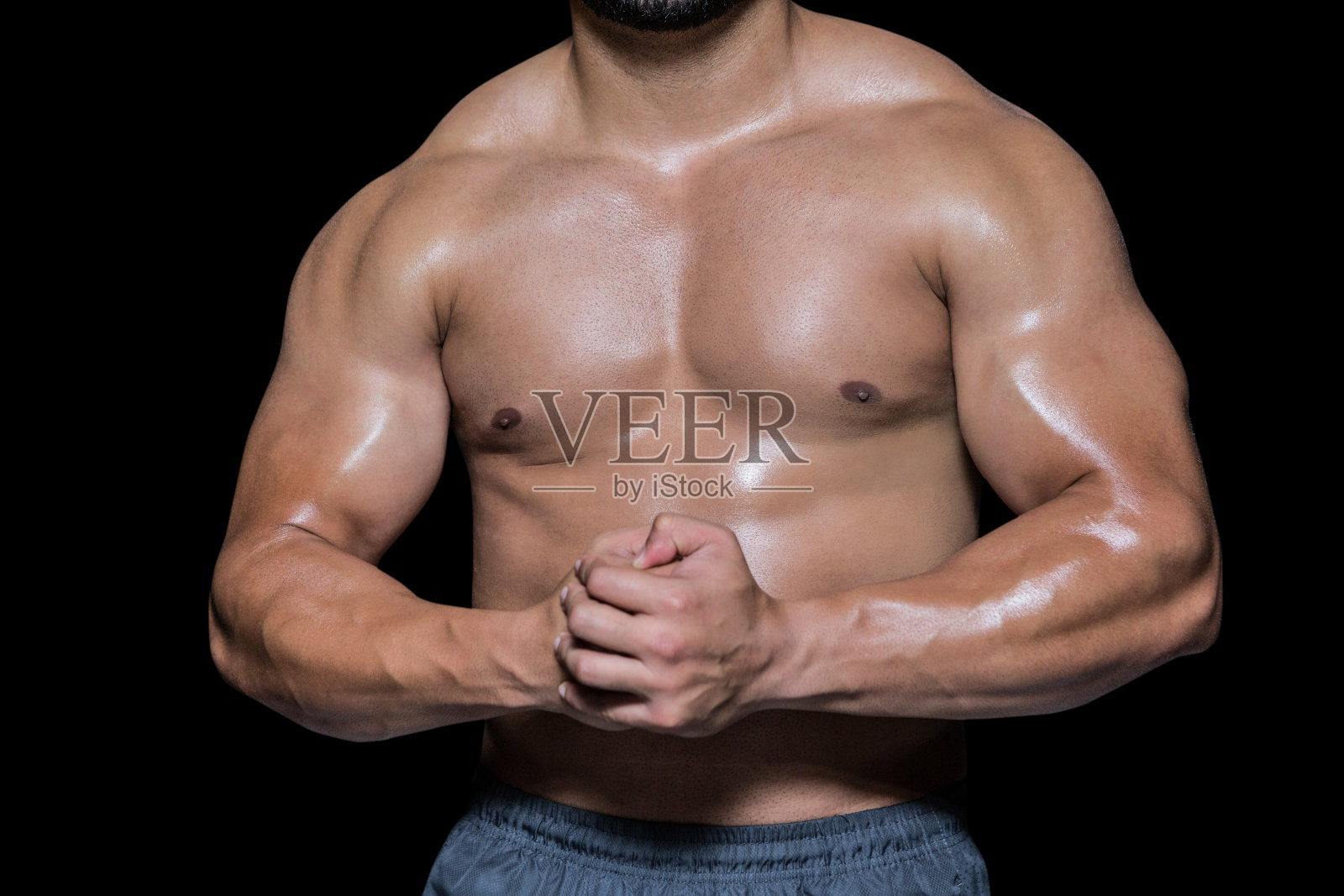 赤裸上身的肌肉男的中间部分照片摄影图片