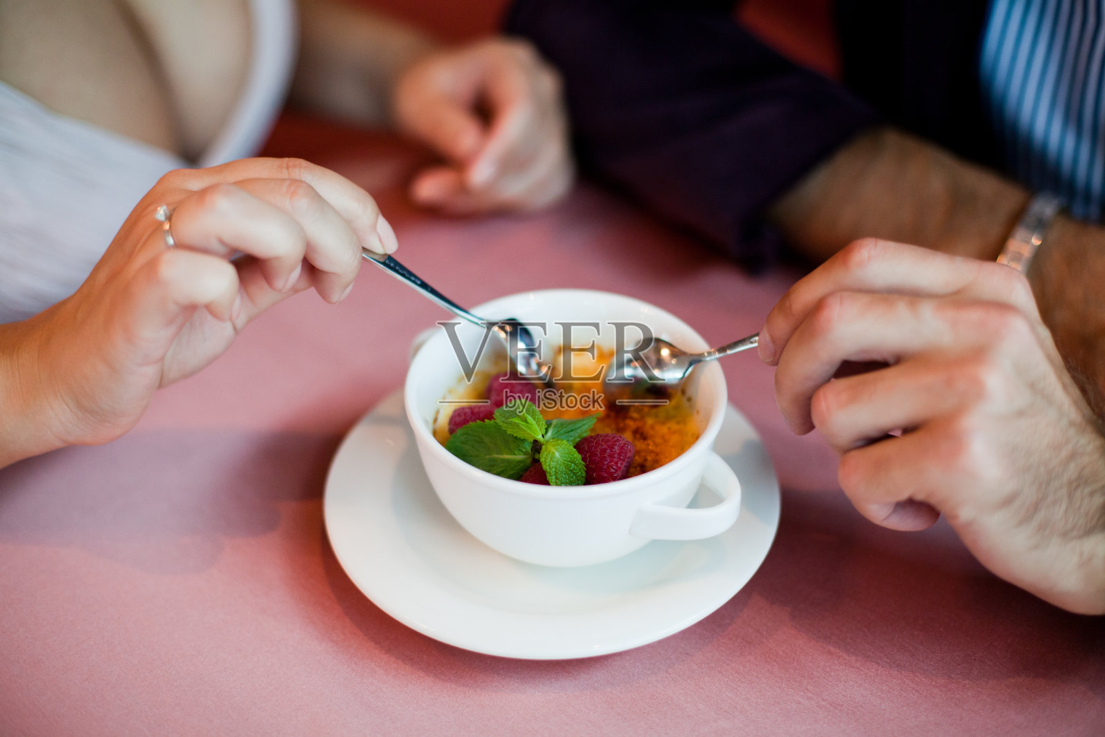 焦糖布丁照片摄影图片