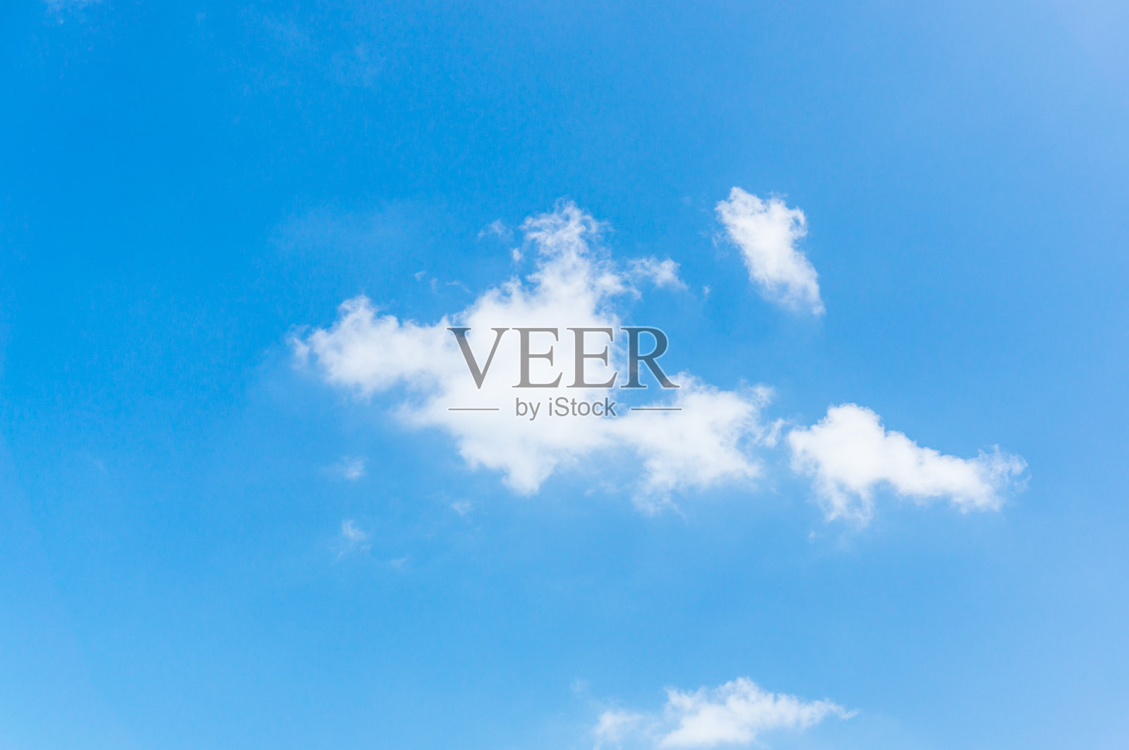 蓝天背景与白云在晴朗的日子。照片摄影图片