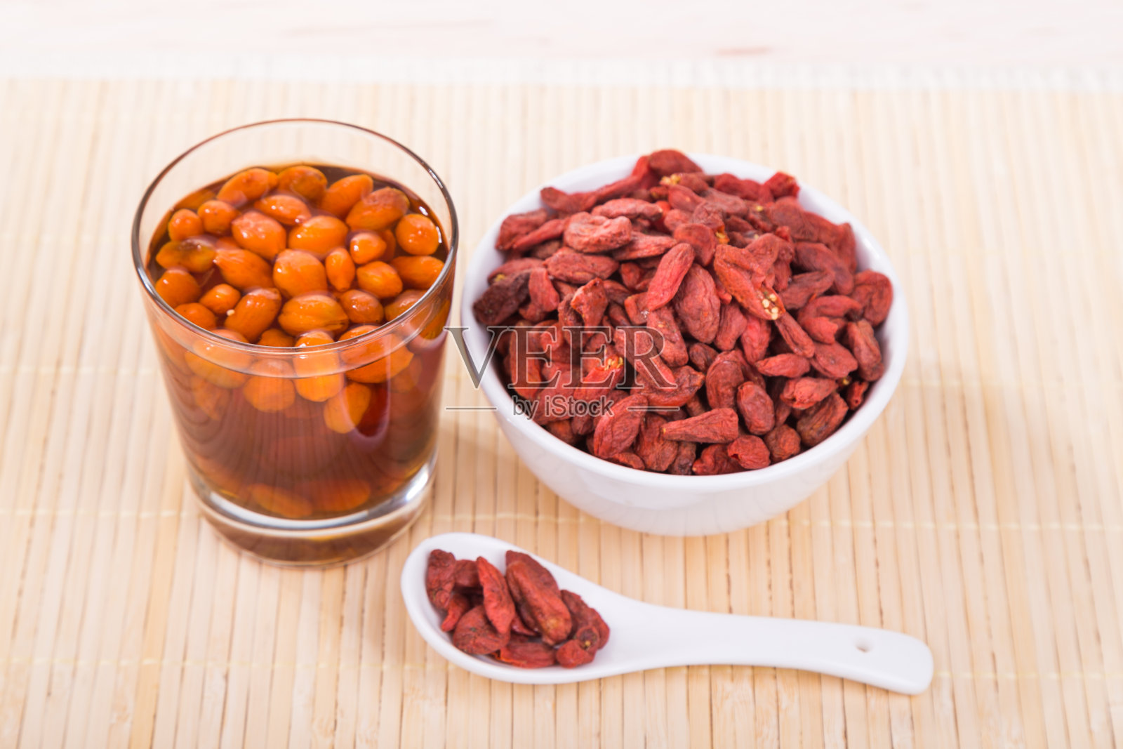 枸杞茶，改善视力的良方照片摄影图片