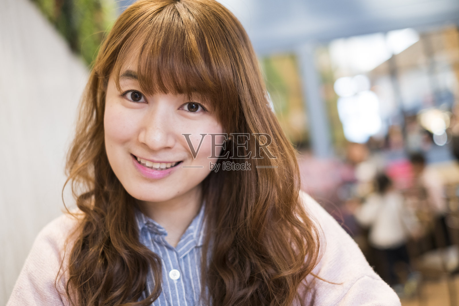 一个美丽的亚洲女人在户外的照片照片摄影图片