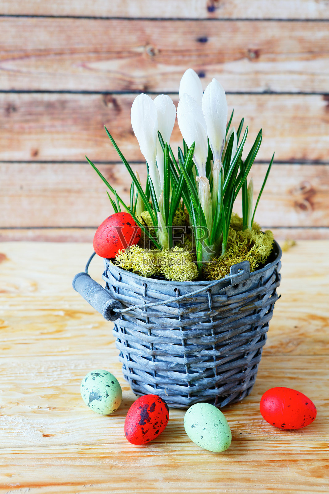桶里的番红花和鸡蛋照片摄影图片