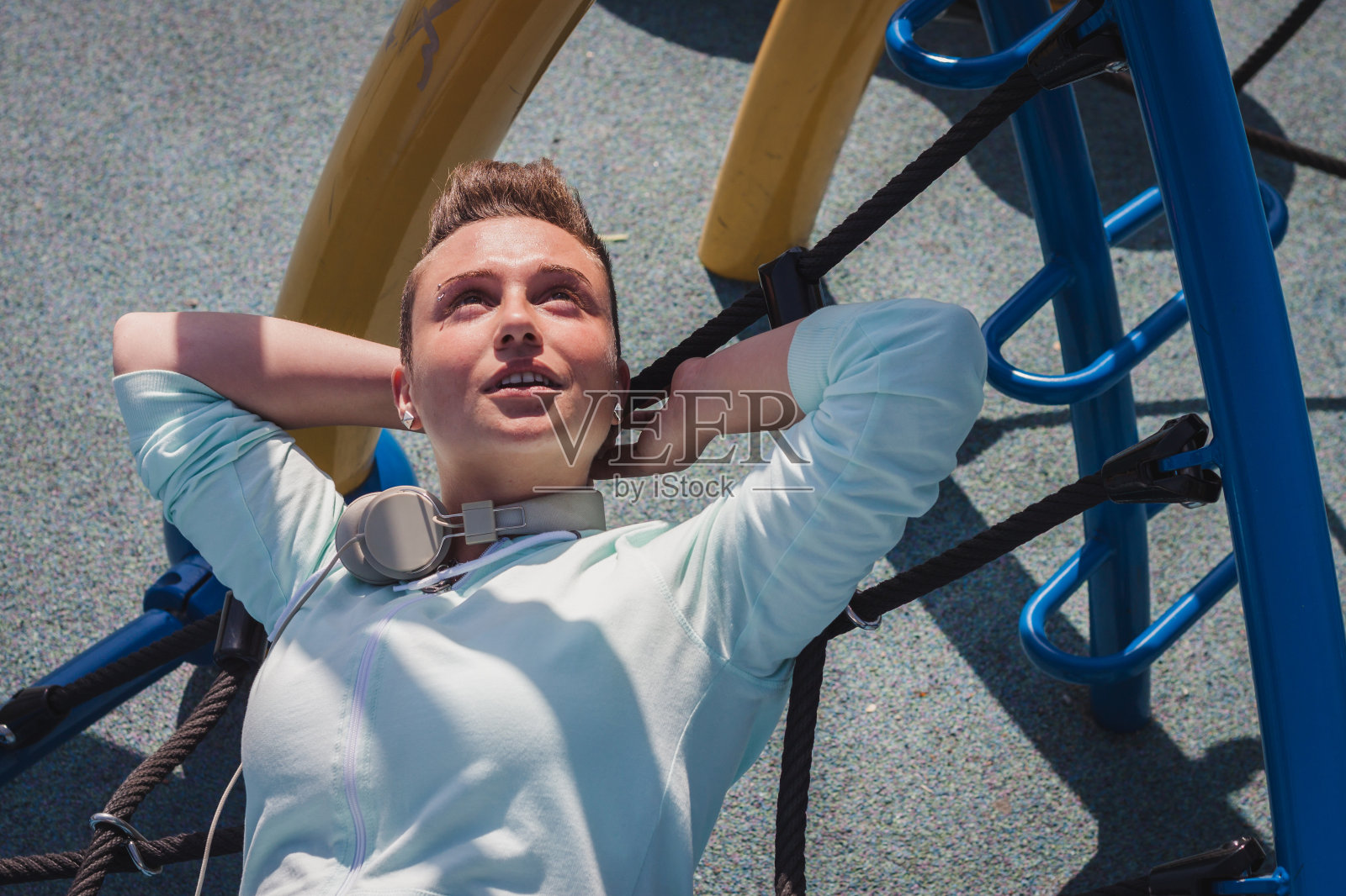 一个短发女孩的肖像照片摄影图片