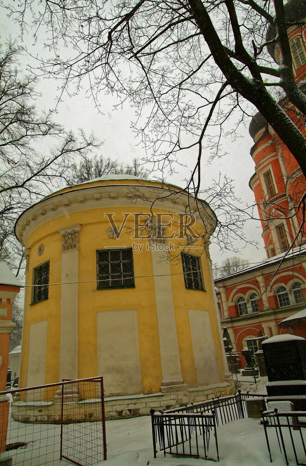 东正教教堂附近的坟墓照片摄影图片