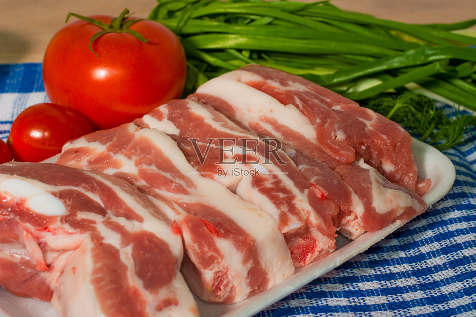 桌上有新鲜的排骨和蔬菜照片摄影图片