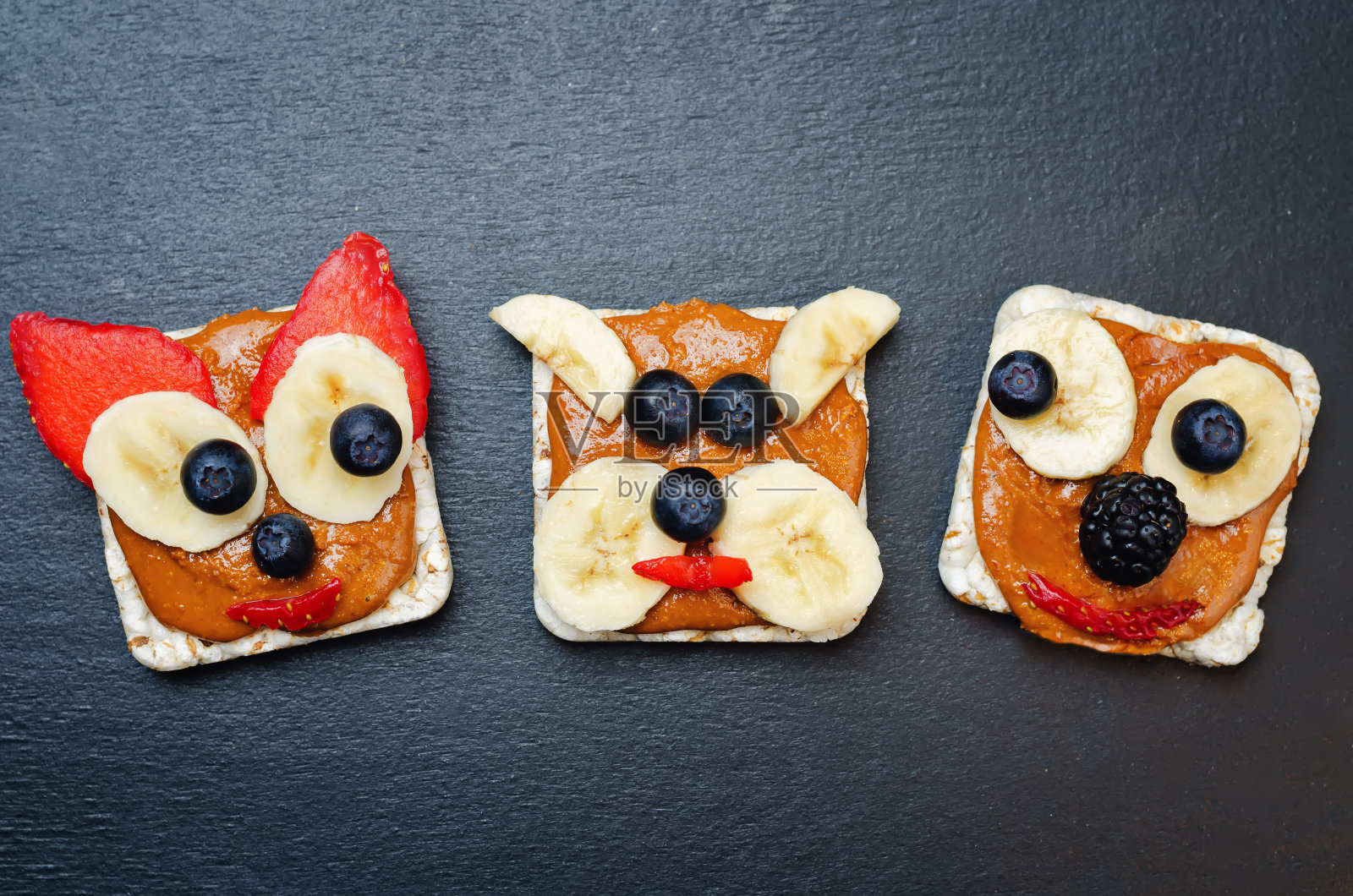 变异的健康花生酱早餐玉米面包，浆果和香蕉照片摄影图片