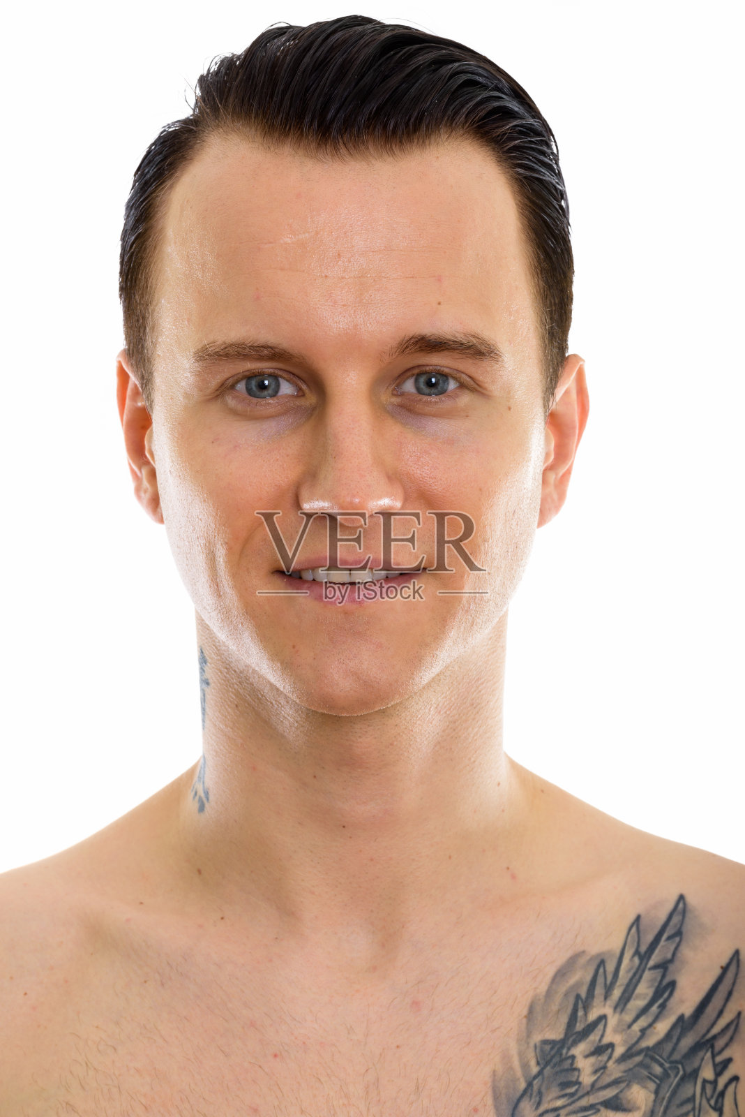 脸上快乐的年轻英俊的赤膊男子微笑照片摄影图片