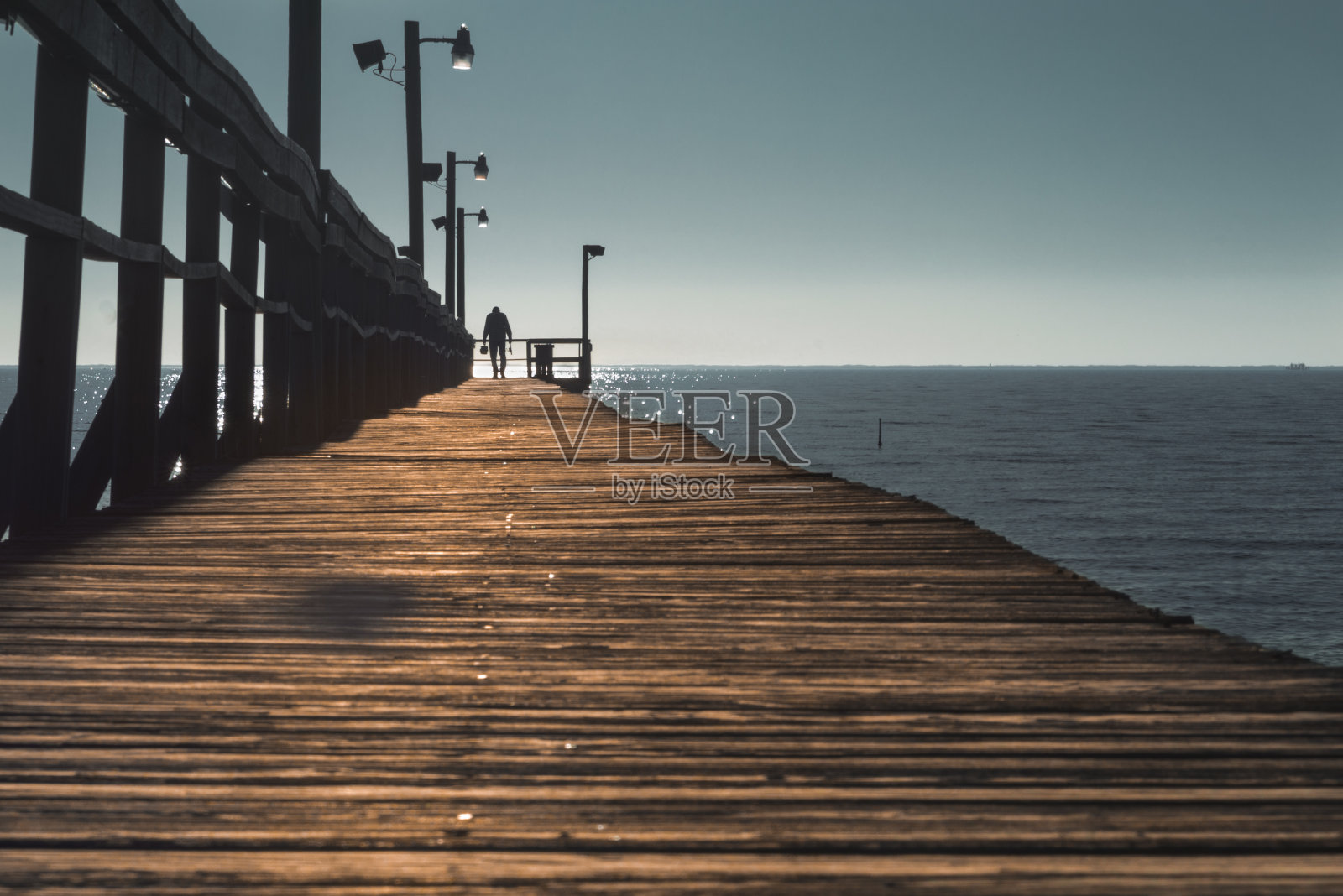 海边的木制码头照片摄影图片