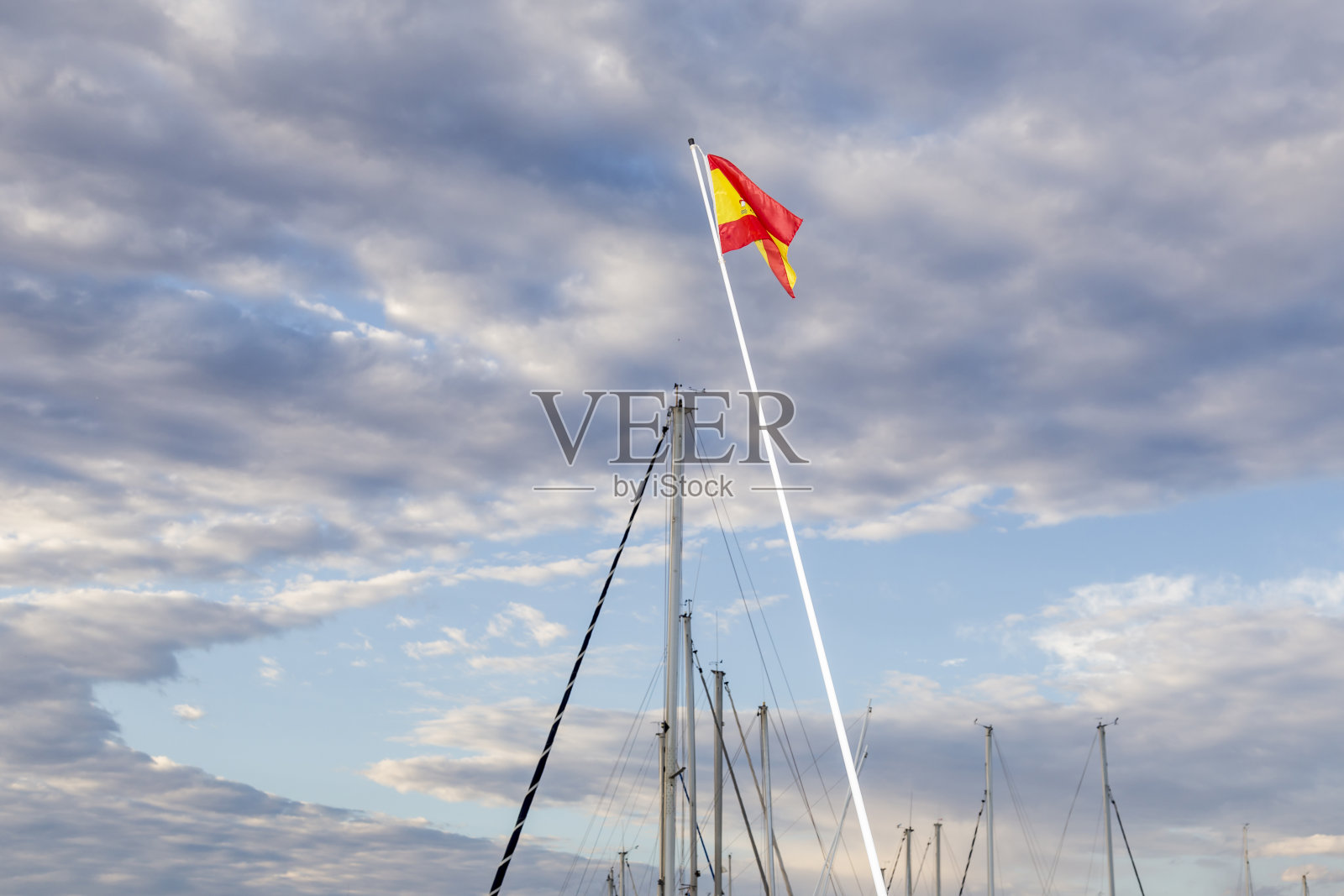 西班牙，桅杆和云照片摄影图片