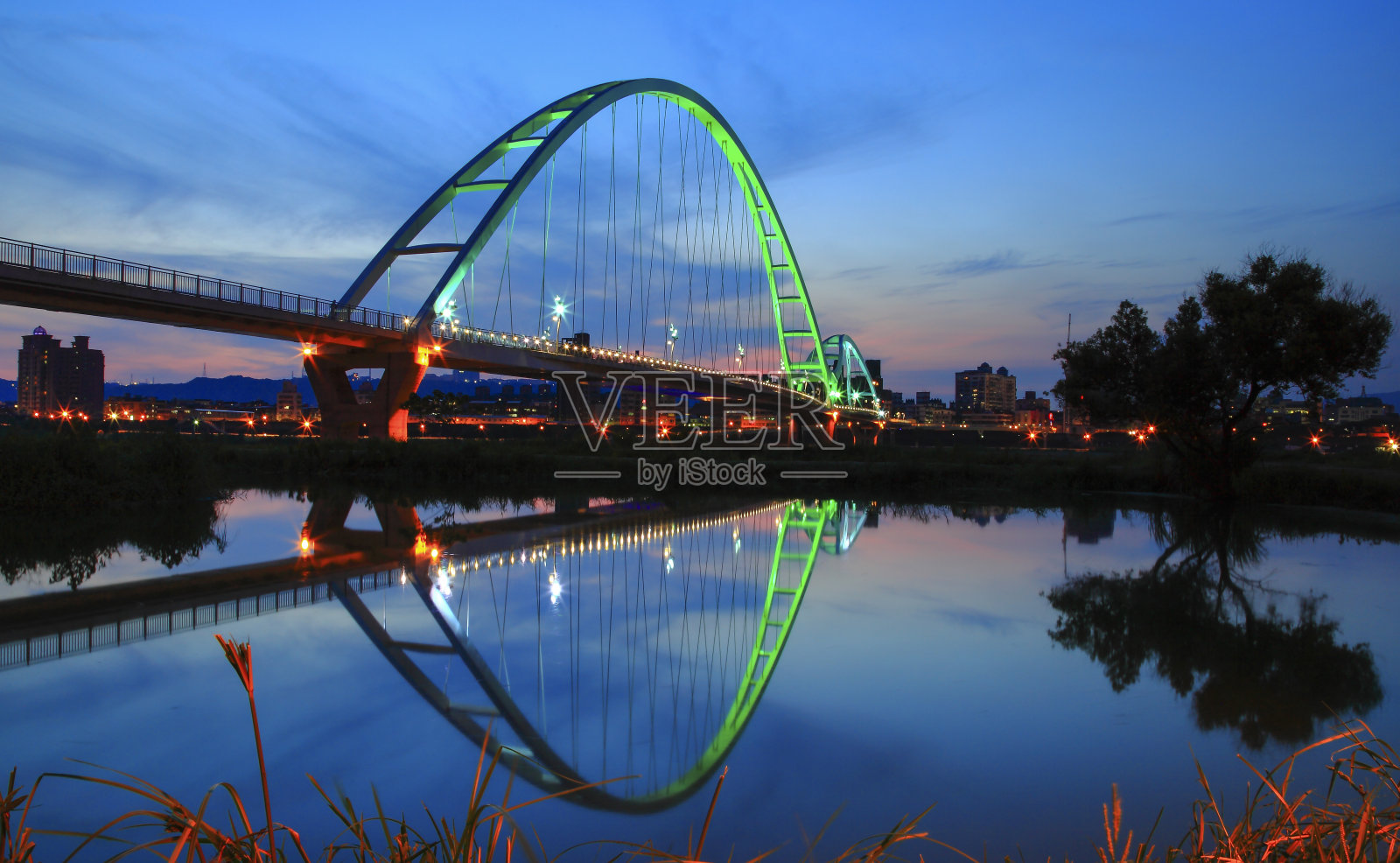 晚上的月亮桥。照片摄影图片