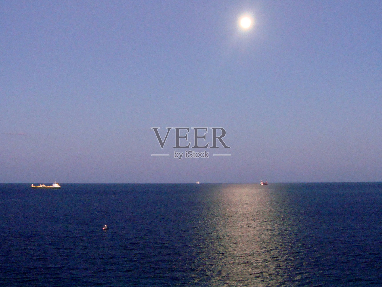 水上之夜照片摄影图片