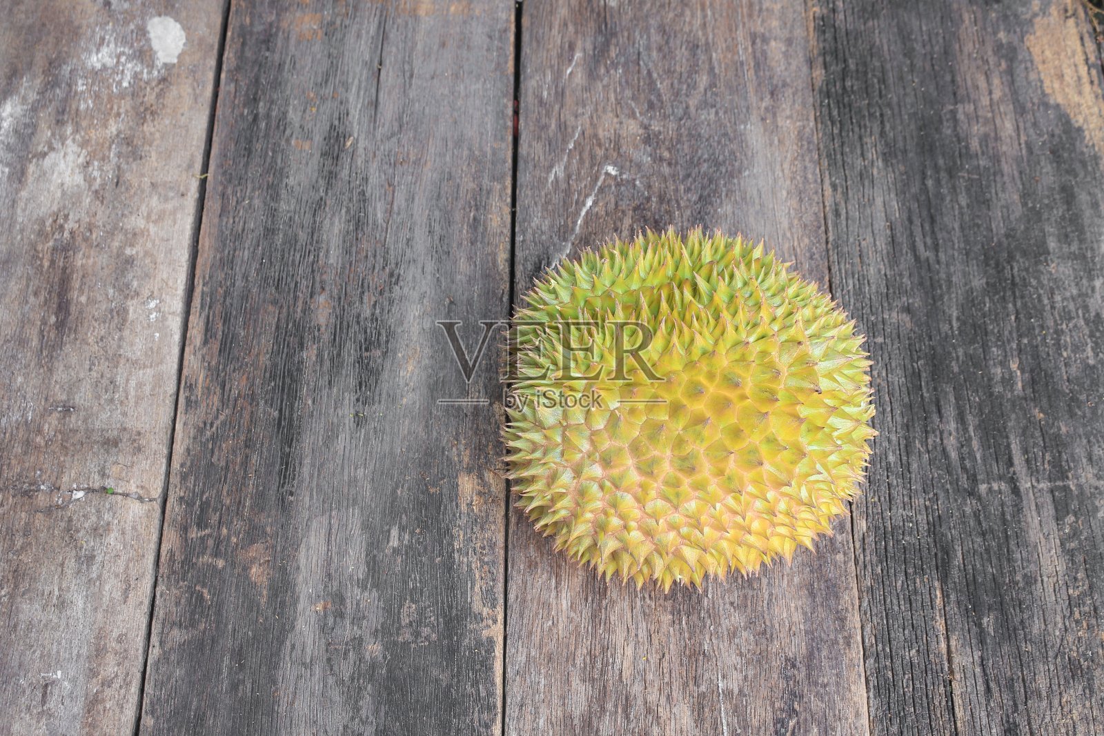 木板背景上的带刺成熟榴莲照片摄影图片