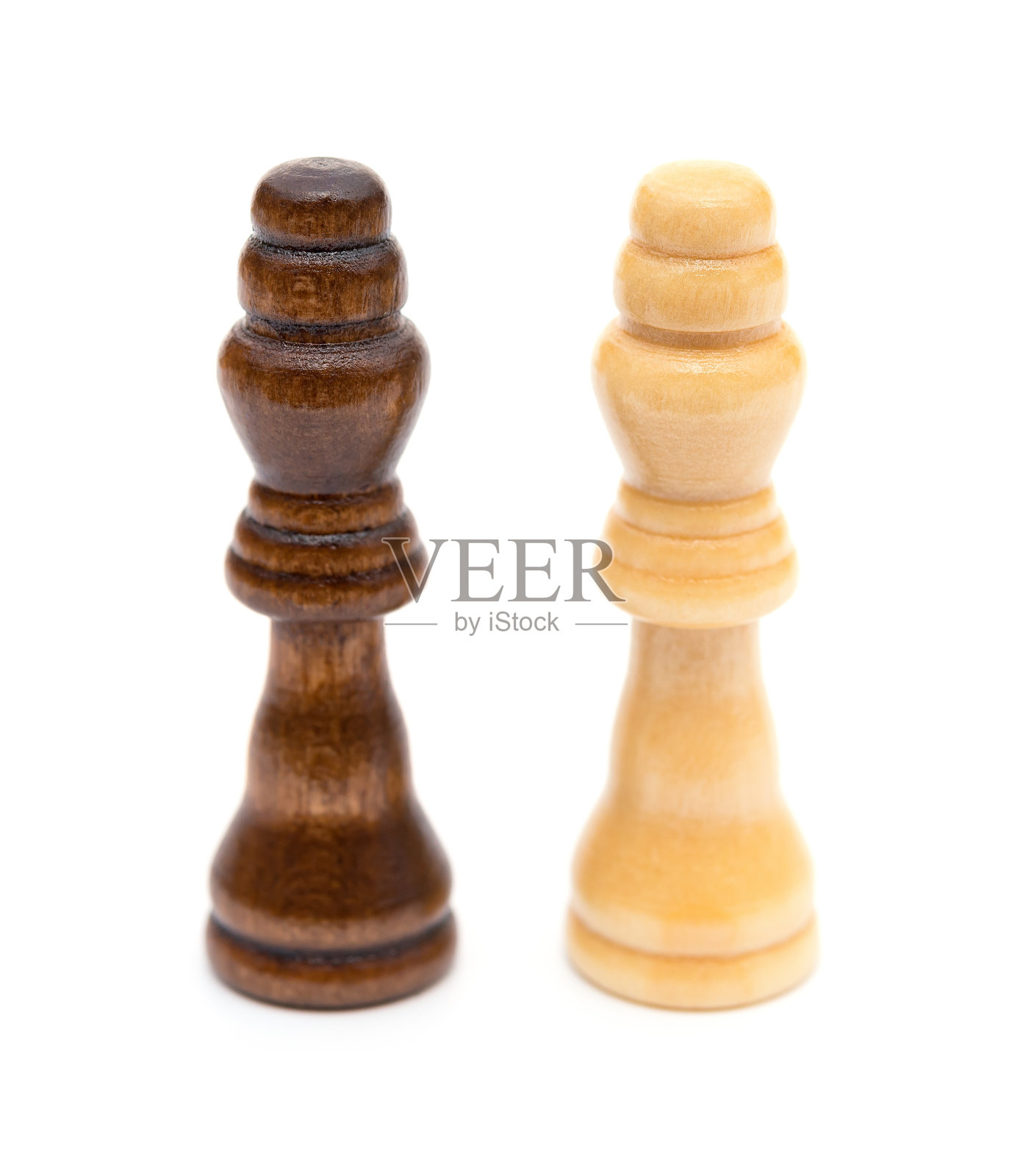 国际象棋国王站在白色的背景上照片摄影图片