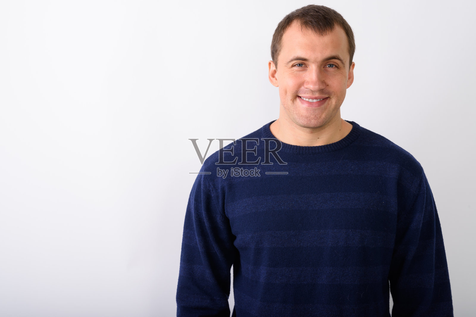 年轻的快乐的肌肉男在白色的背景下微笑的特写照片摄影图片