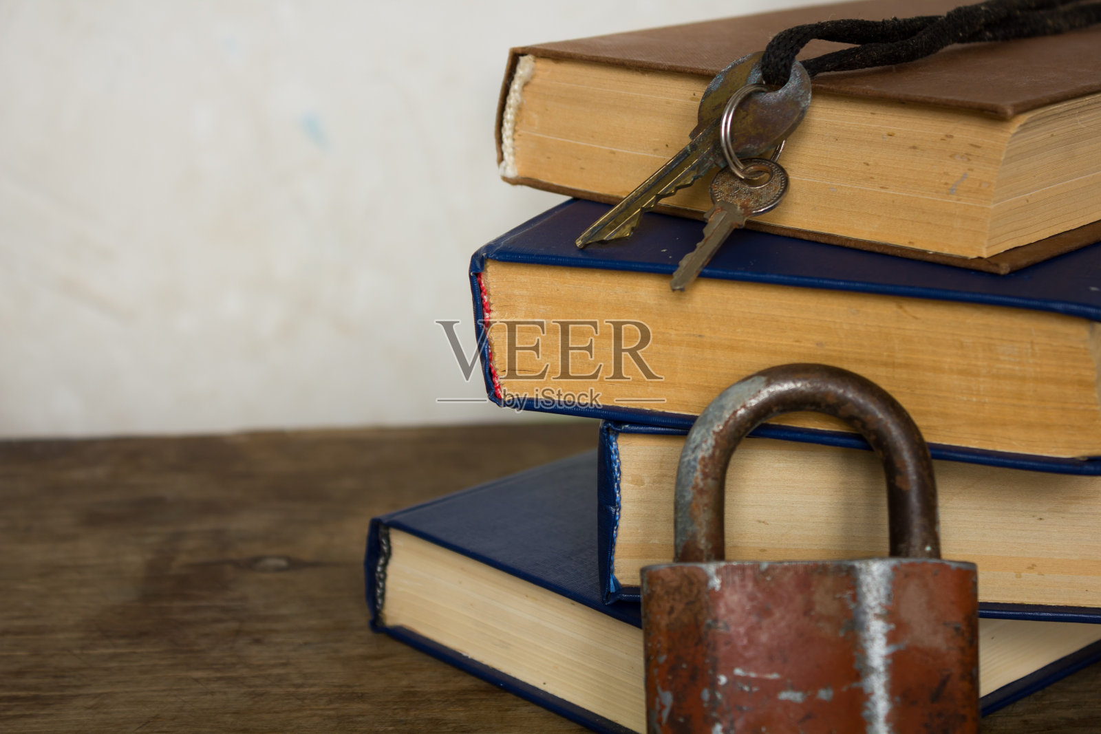 旧书和锁堆在一起照片摄影图片