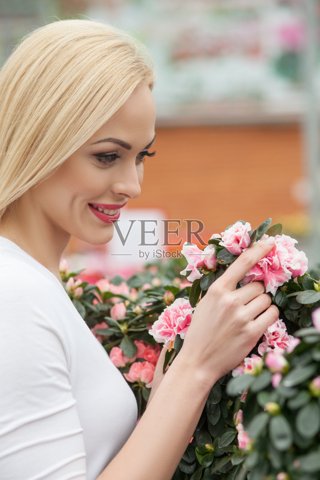 在一家植物商店里，一位快乐的女顾客照片摄影图片