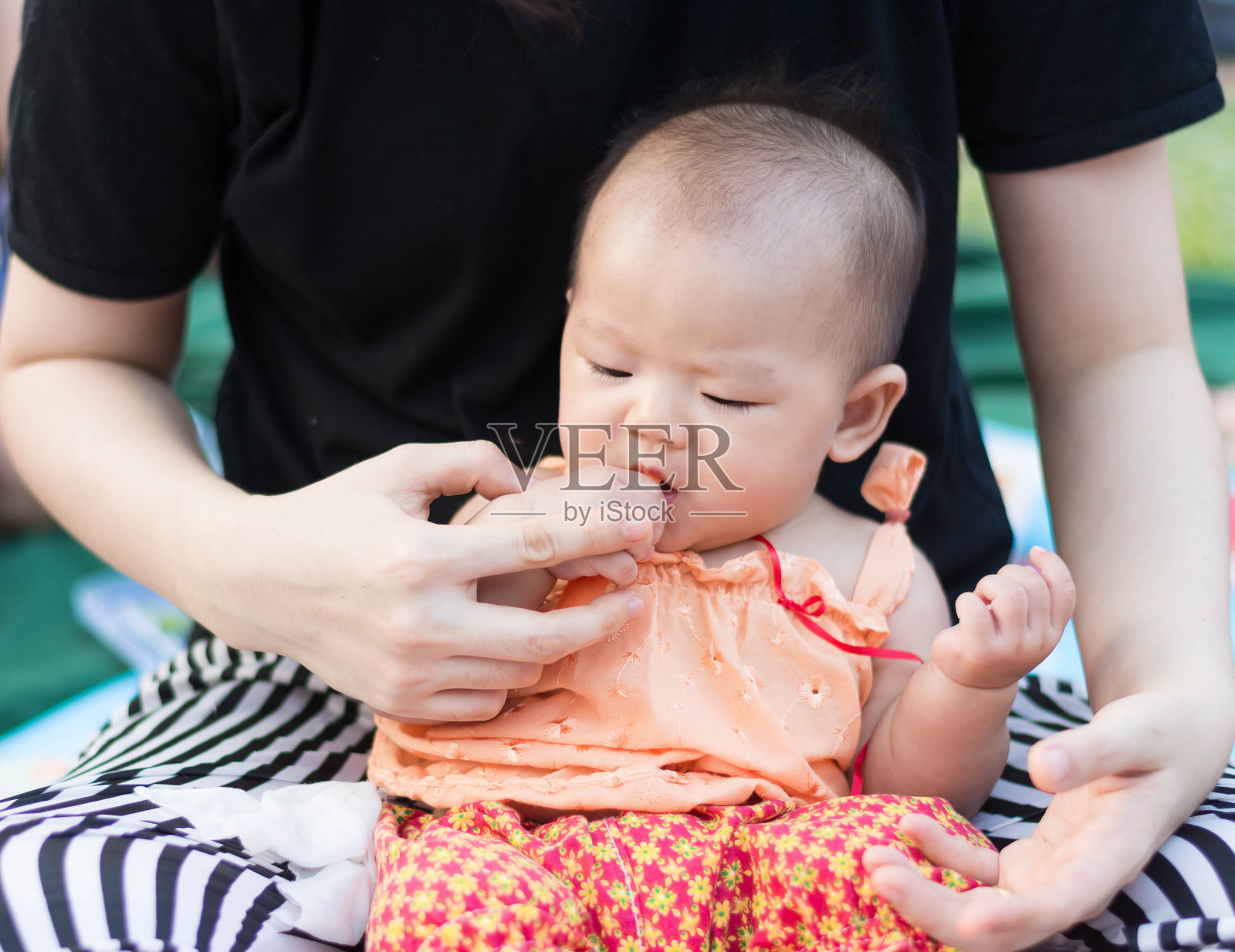 可爱的亚洲宝宝喜欢测试胡萝卜照片摄影图片