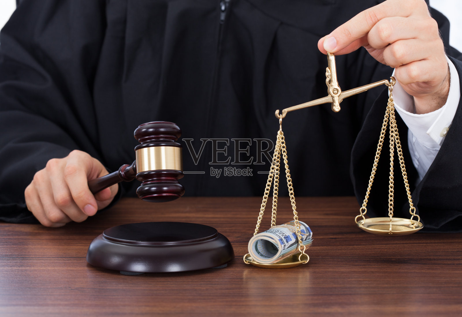 法官一边拿着天平一边敲打木槌照片摄影图片