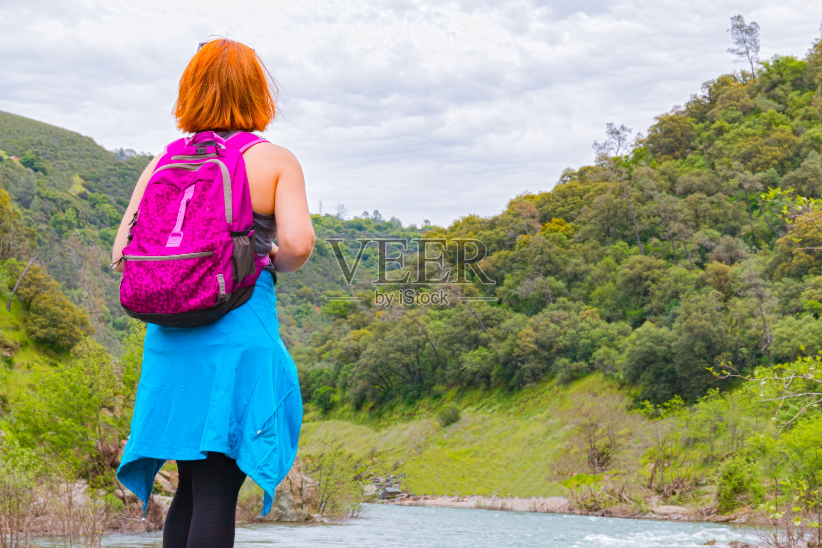 女孩站在法特河附近的岩石上照片摄影图片