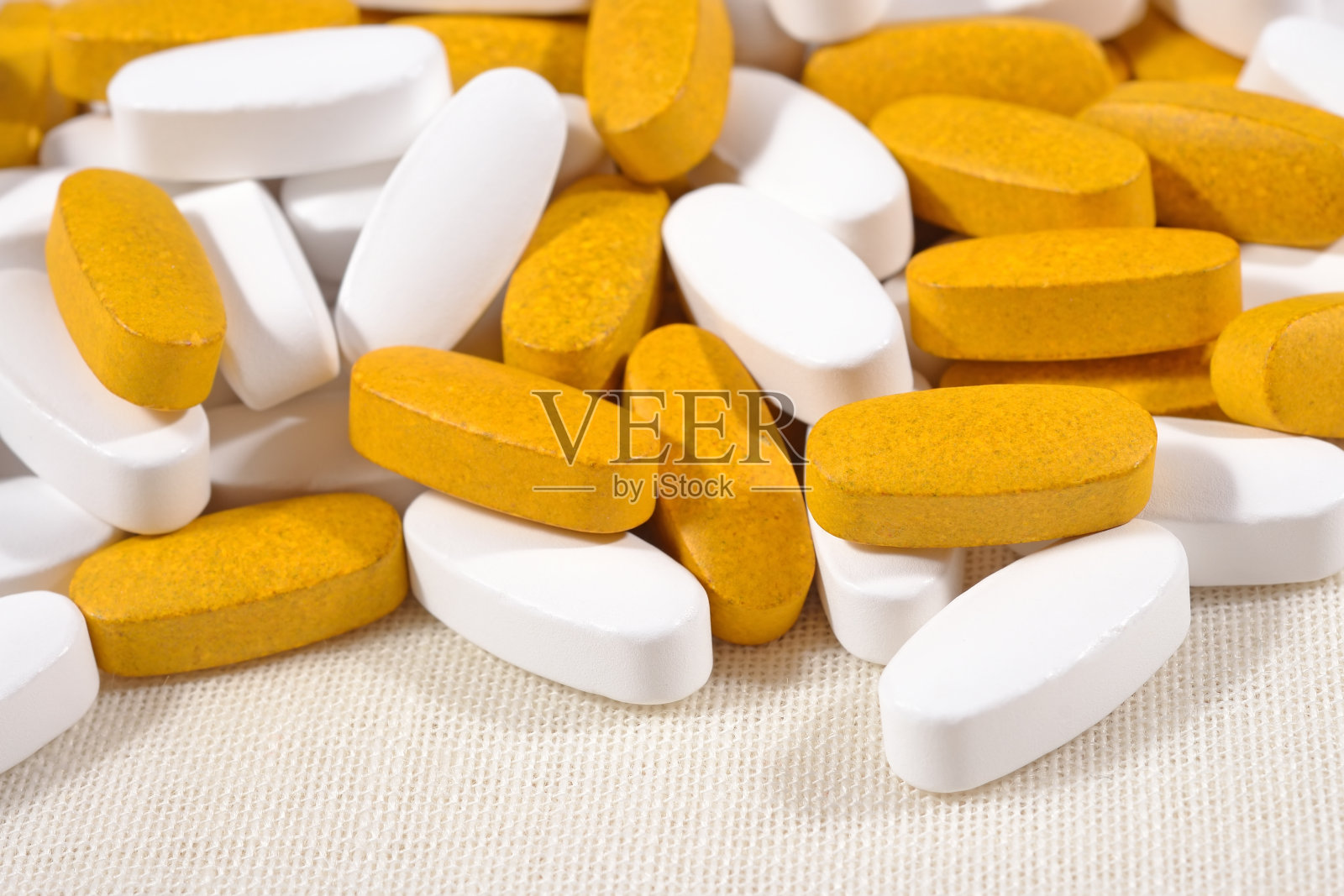 一堆白色和黄色的药丸照片摄影图片