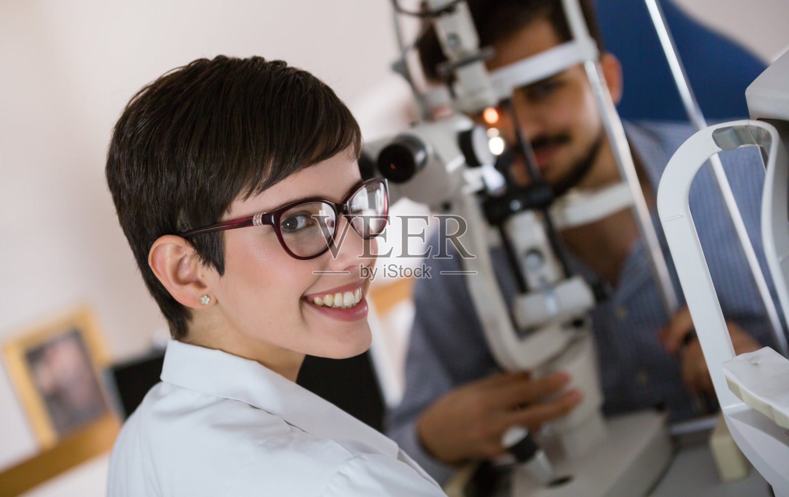 验光师在现代眼科诊所检查病人照片摄影图片