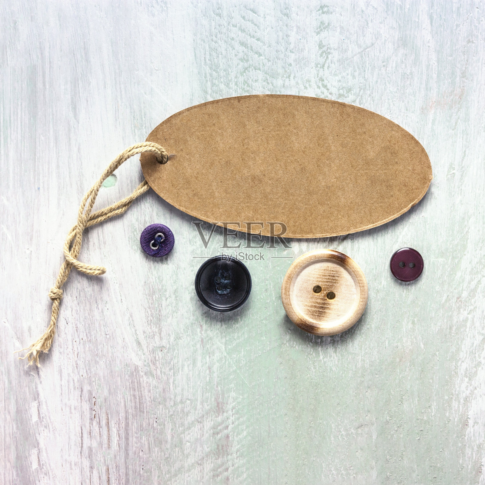 牛皮纸标签与麻线和复古按钮插画图片素材