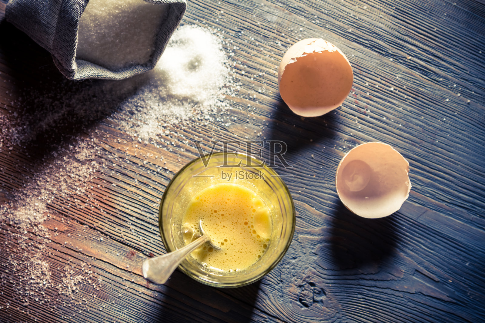 用鸡蛋和糖做成的简单甜点照片摄影图片