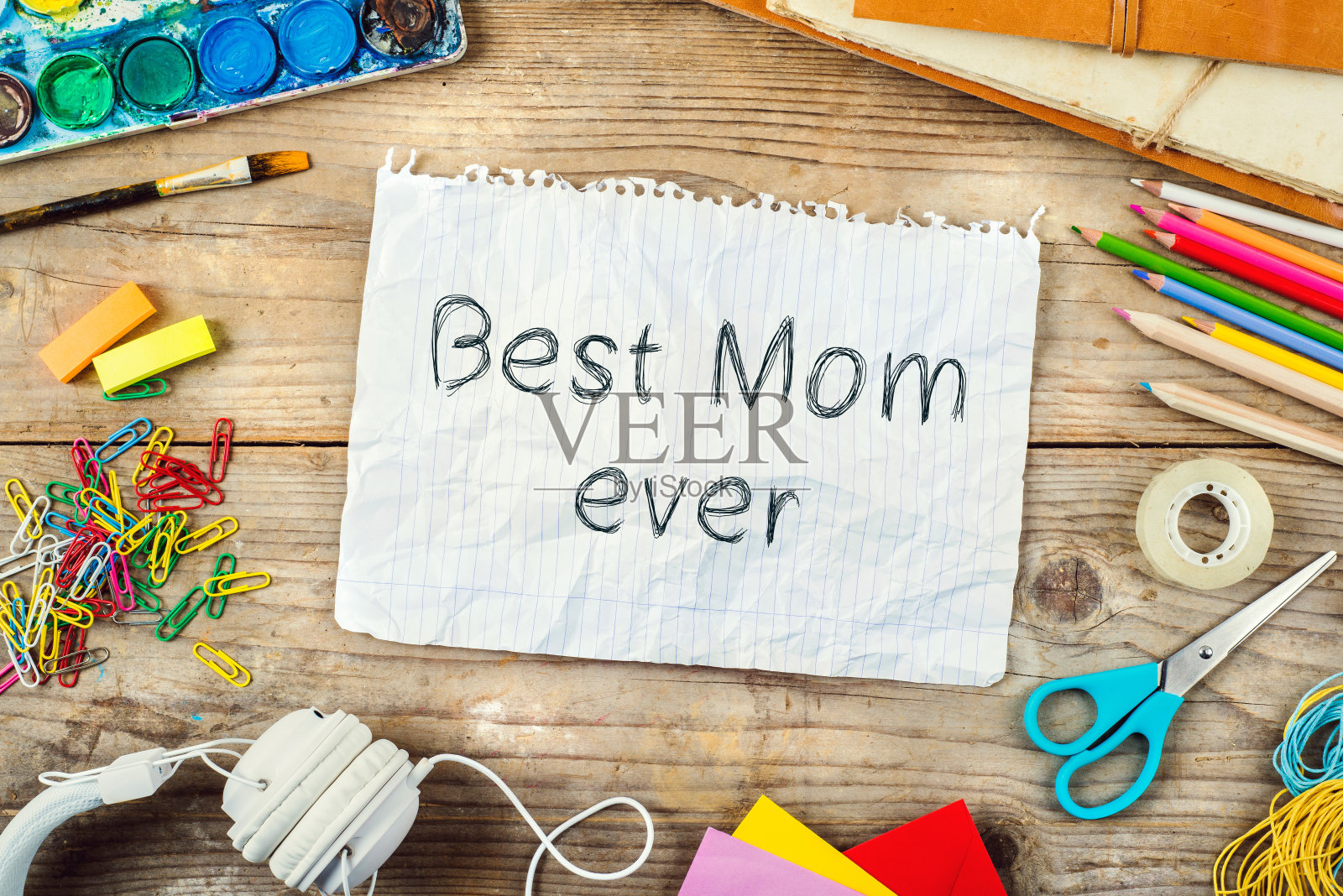 母亲节作文。最好的妈妈。木制背景。照片摄影图片