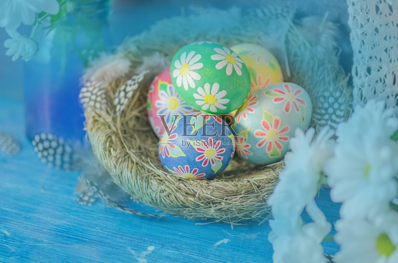 木制背景上的复活节彩蛋照片摄影图片