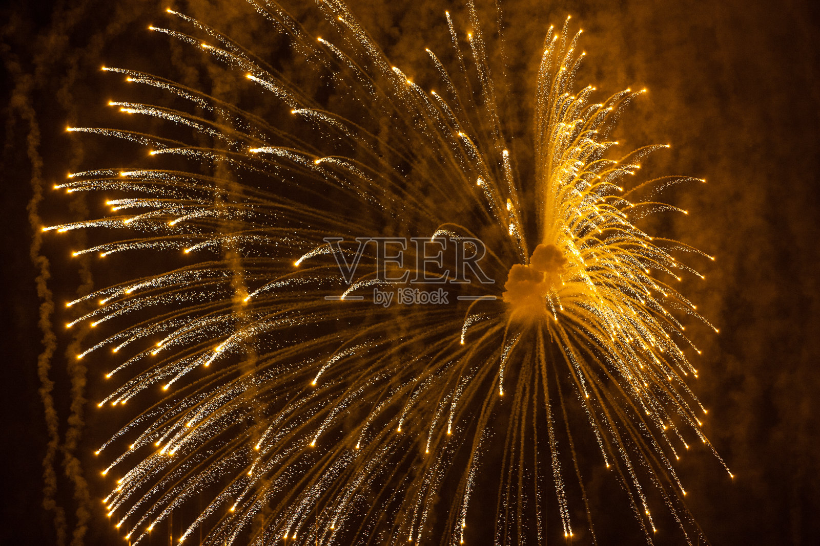 烟花在夜空中爆炸。特写镜头照片摄影图片