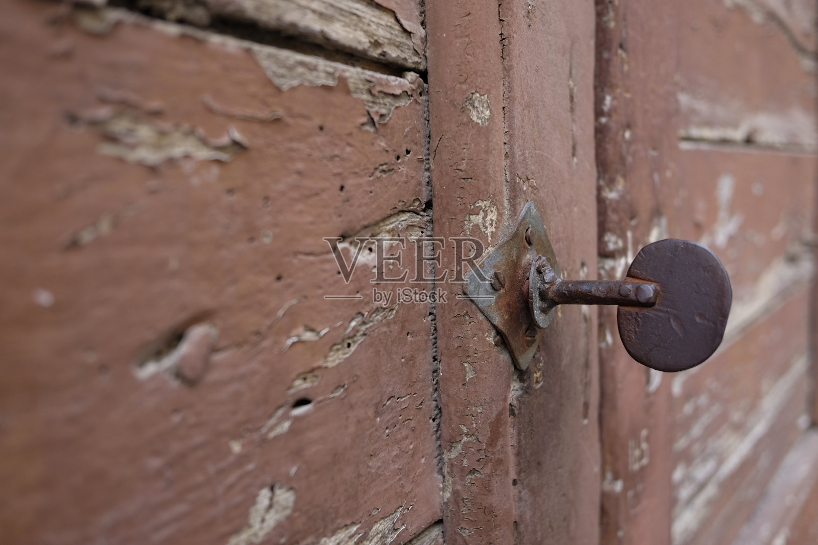 旧钥匙插在钥匙孔里照片摄影图片