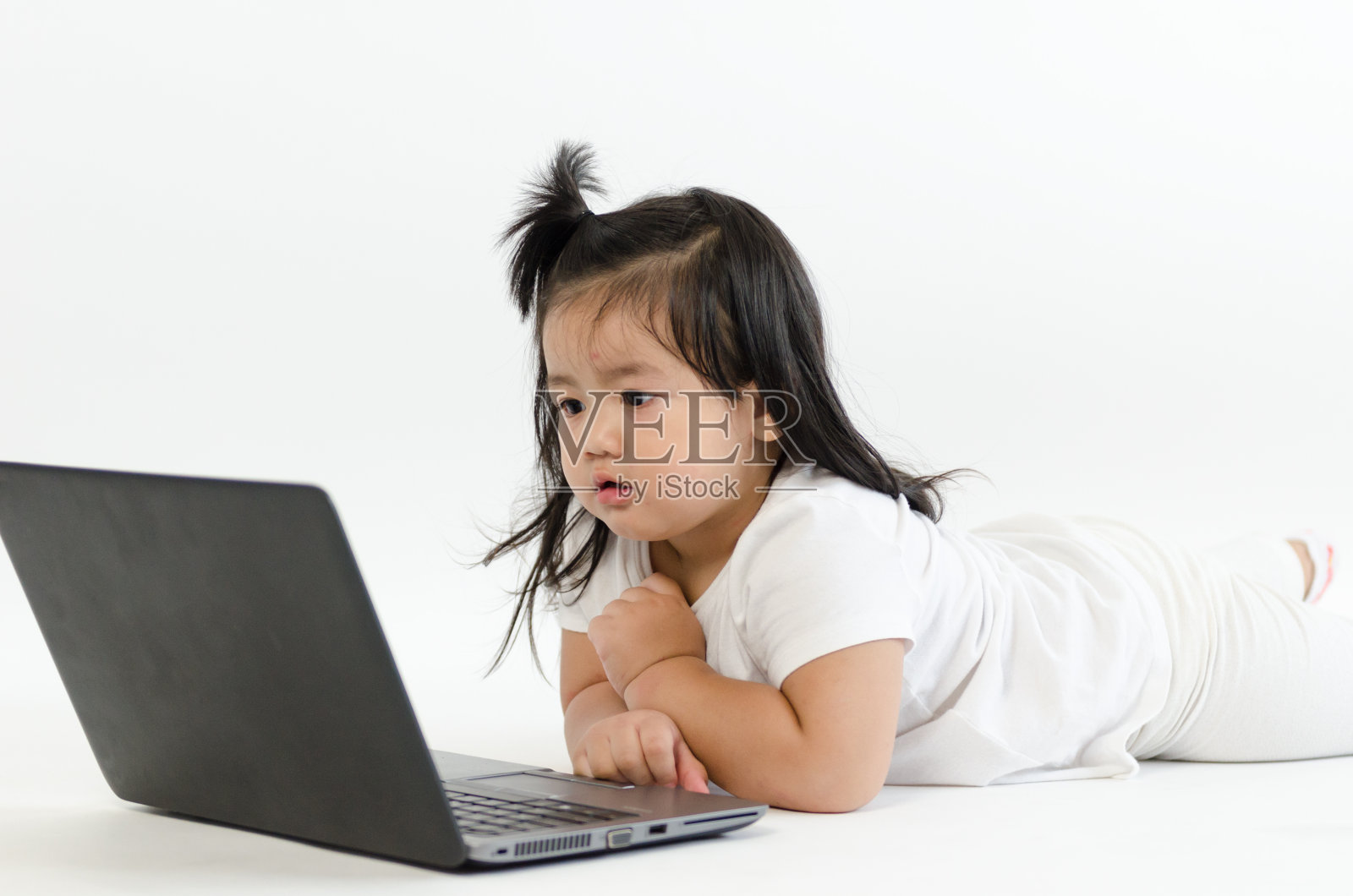 亚洲孩子玩电脑笔记本电脑照片摄影图片