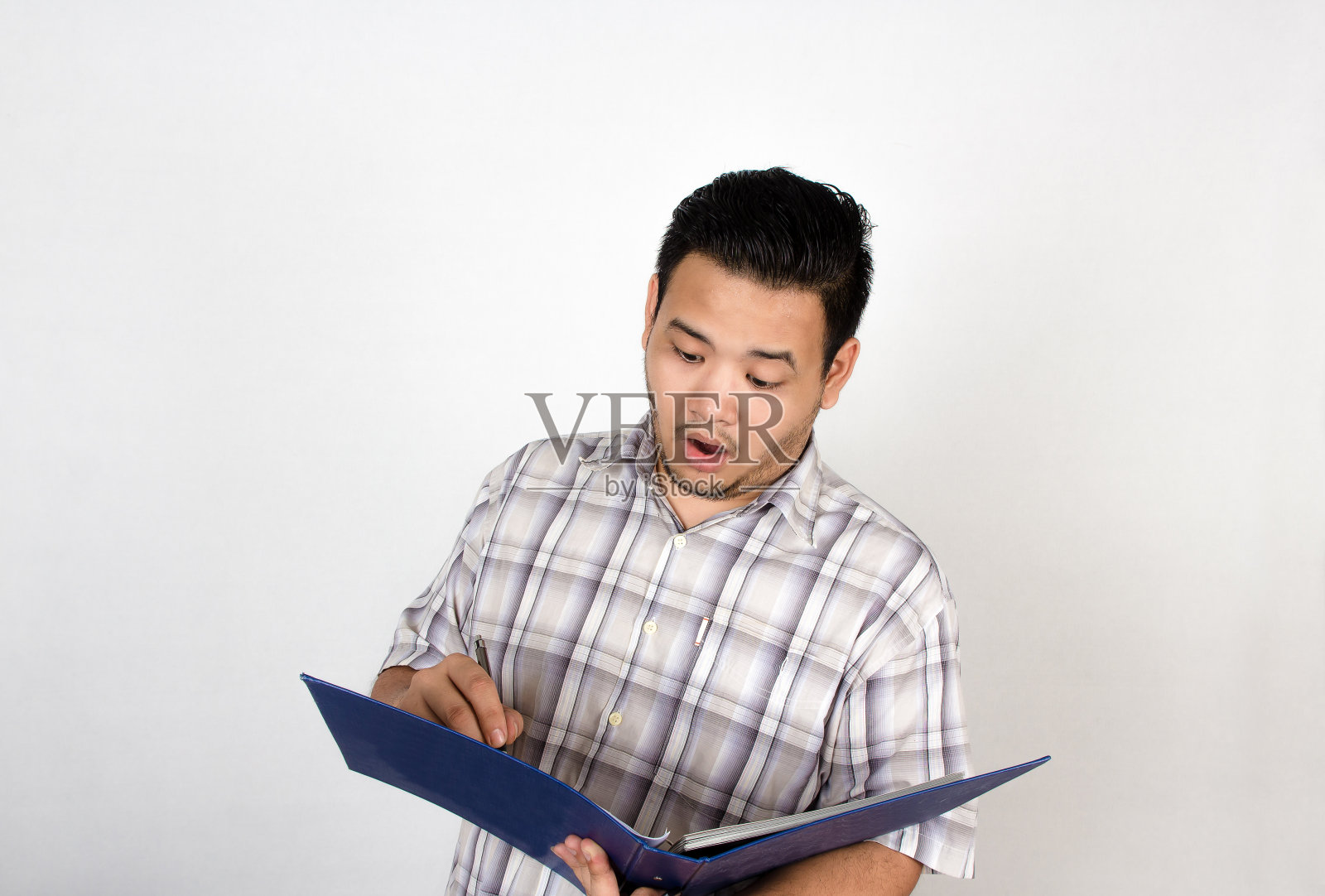 白人背景下的亚洲胖子的情感照片摄影图片