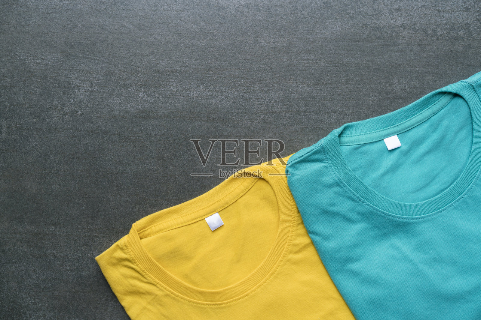 彩色的t恤衣服上的黑色背景照片摄影图片