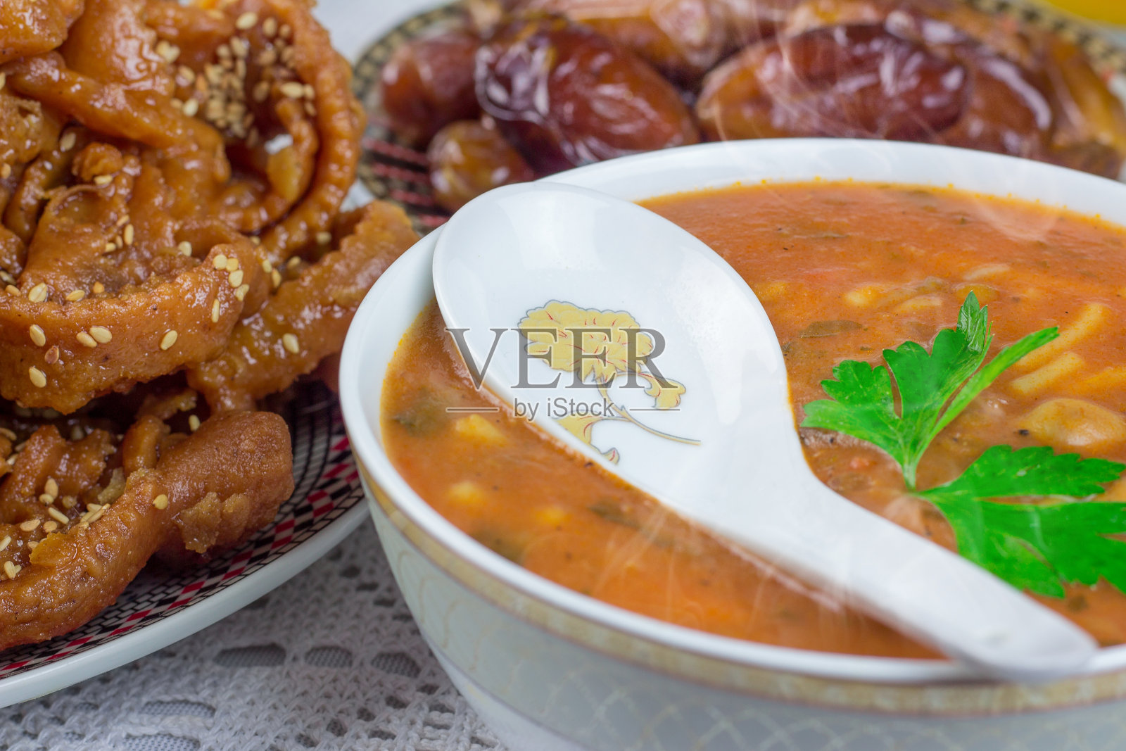 摩洛哥哈里拉汤、chebakia、枣椰（开斋节）照片摄影图片