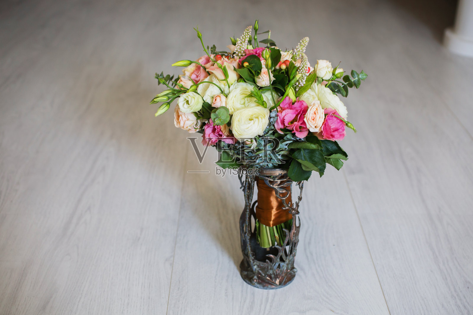 白色、红色和粉色的婚礼花束插在一个古董花瓶里，放在一个明亮的背景上。白色和粉色的玫瑰。早上新娘,copyspace照片摄影图片