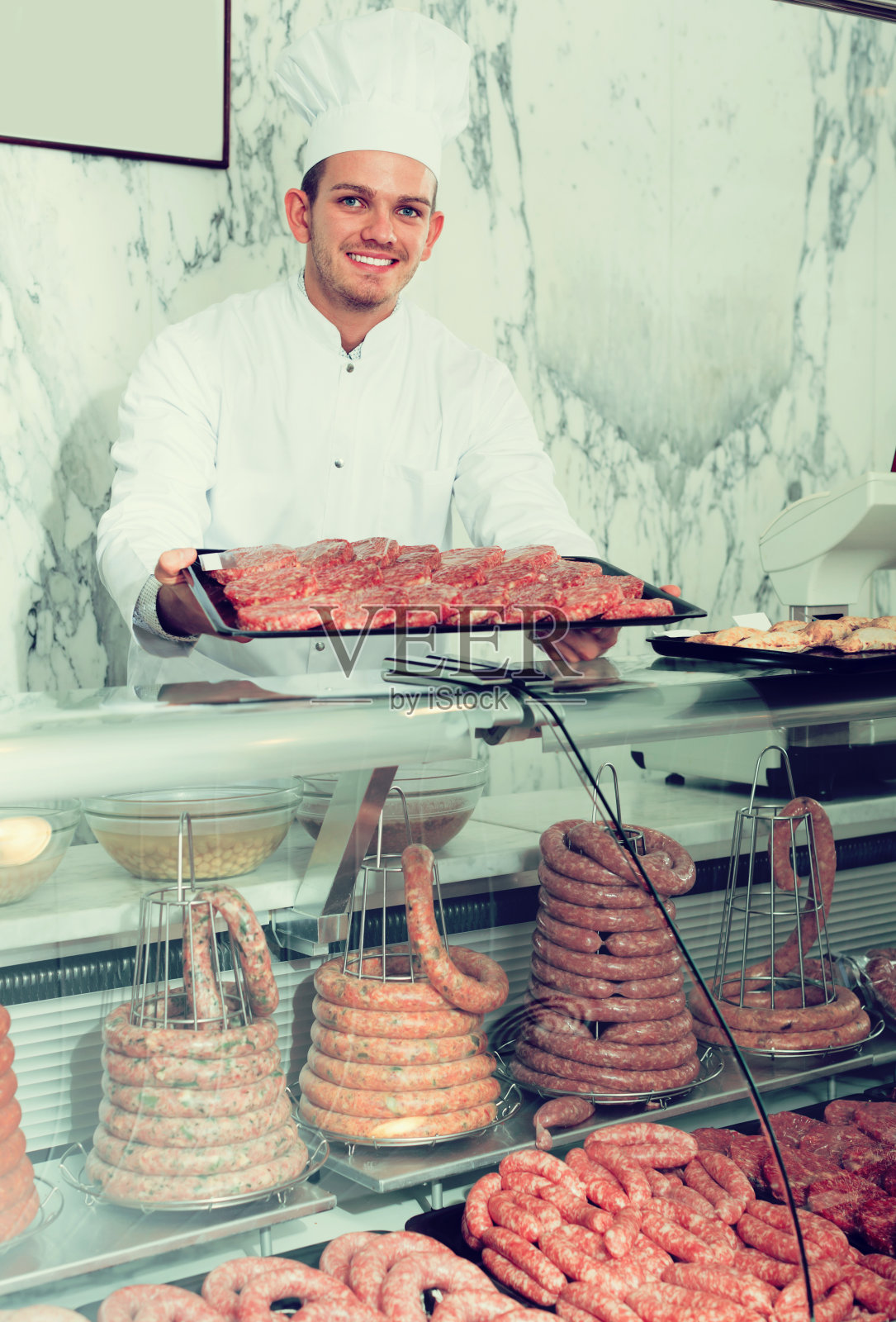 快乐的专业厨师摆放食物照片摄影图片