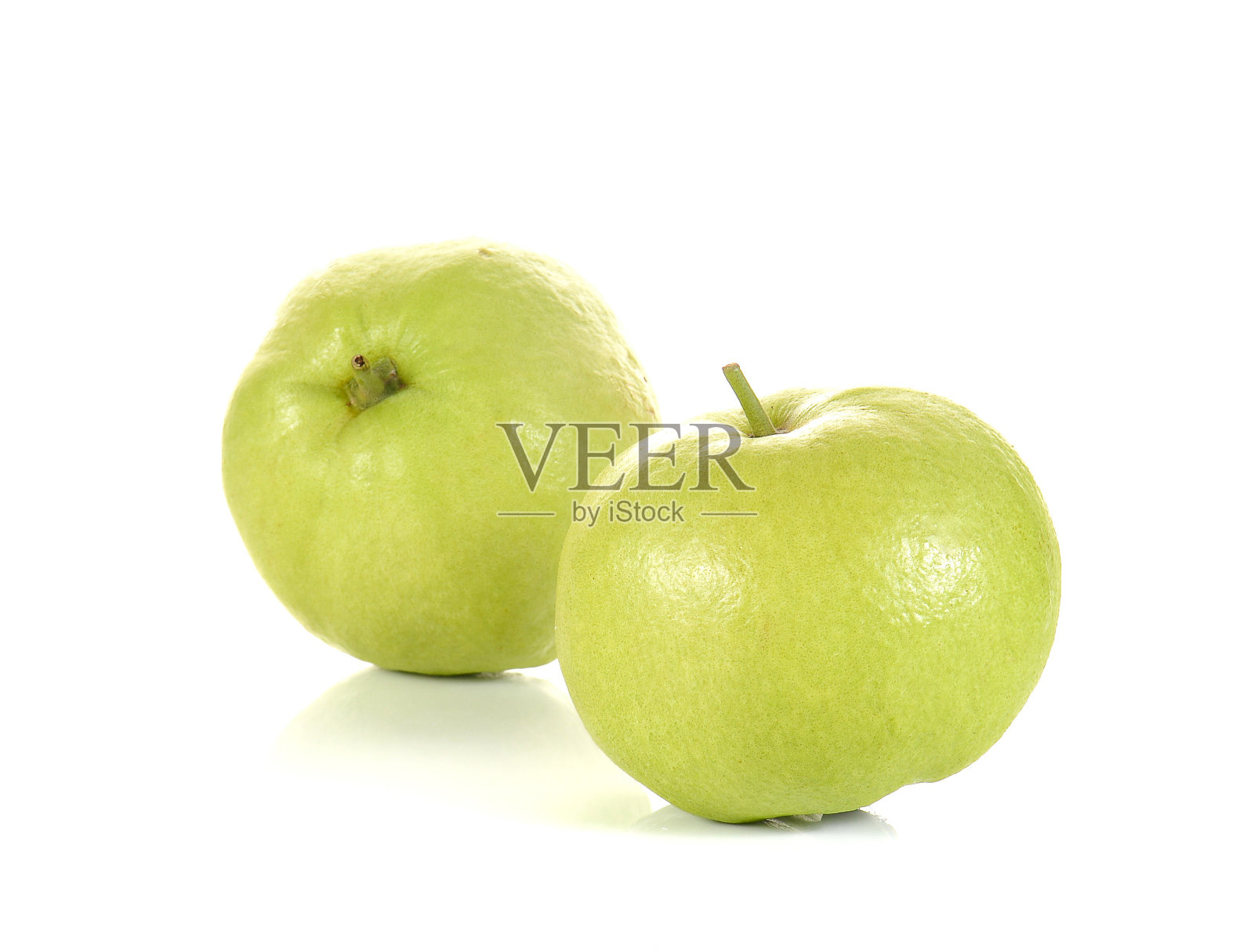 鲜嫩的番石榴球，白色背景。照片摄影图片