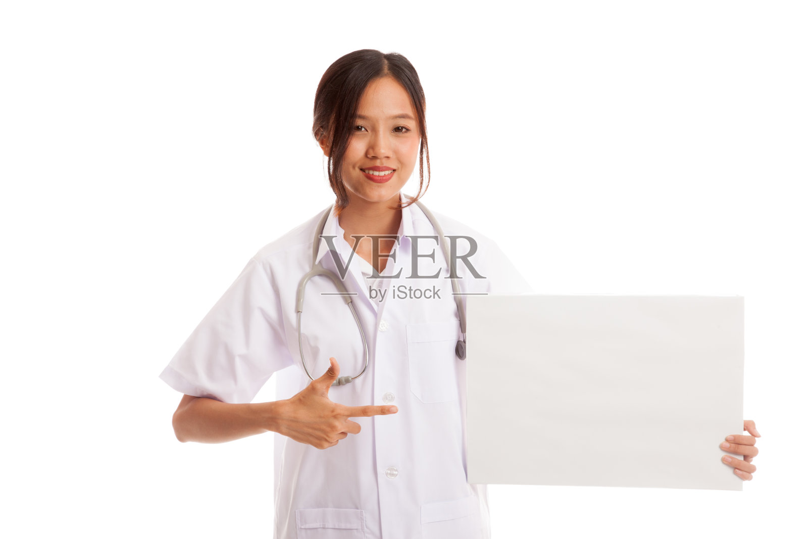 年轻的亚洲女医生指着一个空白的标志照片摄影图片