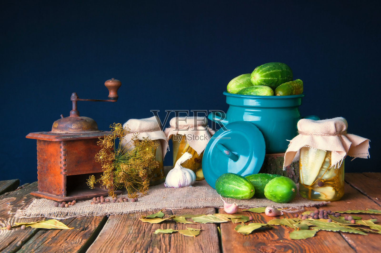 冬天用的罐子里的泡菜照片摄影图片