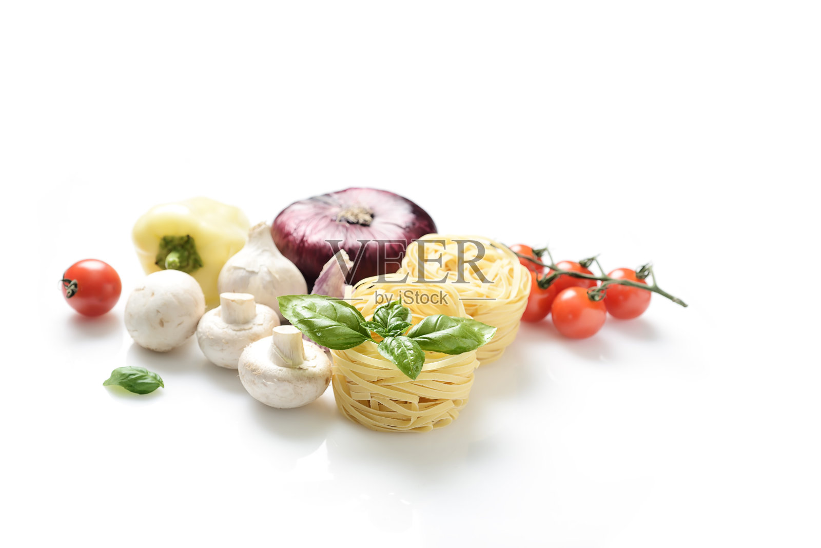 意大利面，新鲜罗勒，蘑菇，圣女果，洋葱，辣椒照片摄影图片