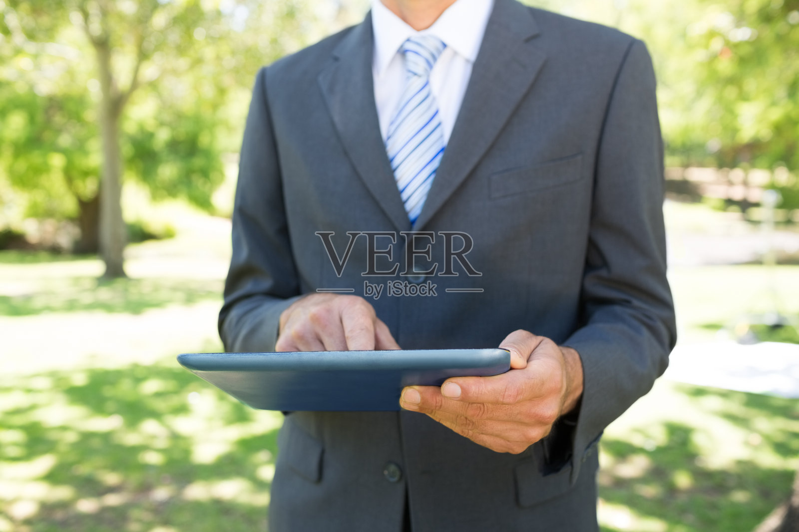 商人使用数码平板电脑照片摄影图片