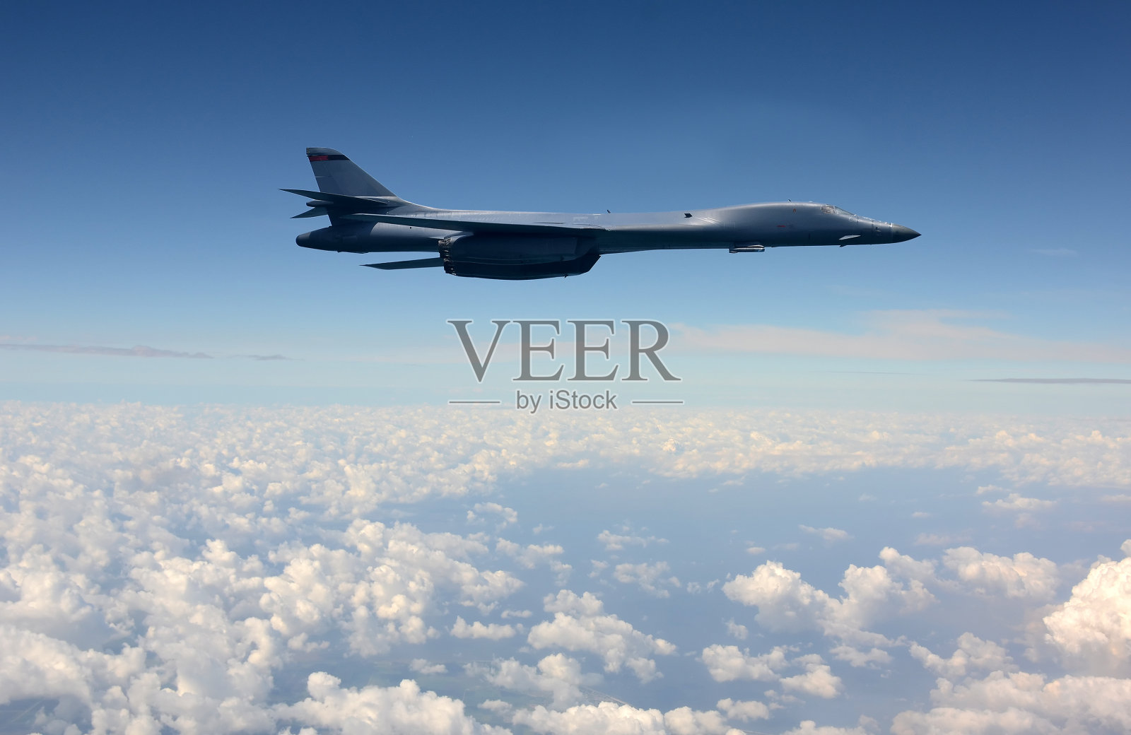 轰炸机在高空飞行照片摄影图片