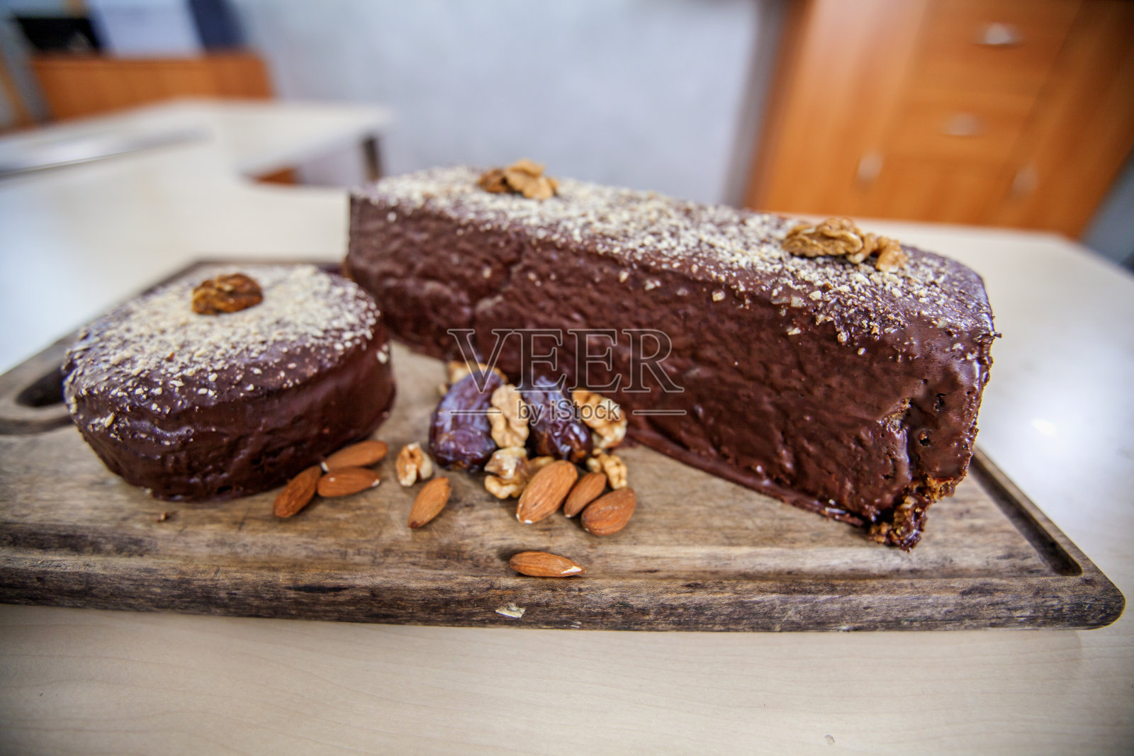 多汁巧克力蛋糕和一些核桃照片摄影图片