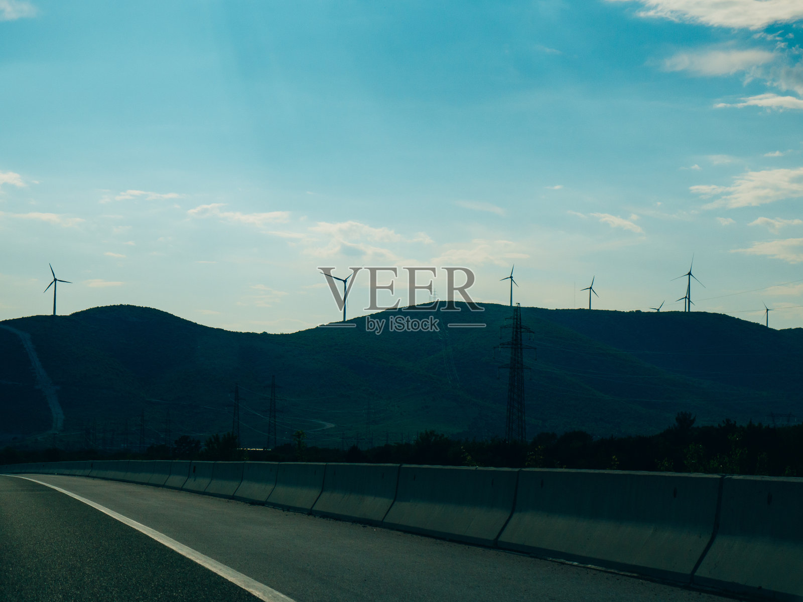 风力发电厂在克罗地亚的田野和山区在太阳照片摄影图片